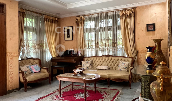 Corner House in a Quiet and Green Neighborhood in Rawamangun S8784