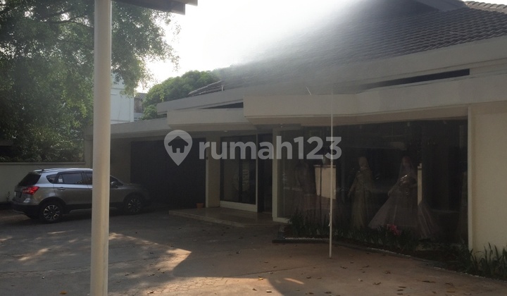 Disewakan Rumah Mewah Lokasi Strategis Cocok untuk Usaha