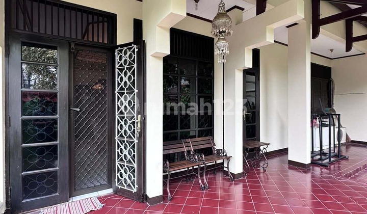 Rumah Hook Klasik Terawat Area Pondok Indah 