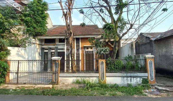 Rumah Luas Hoek Taman di Griya Loka Harga Murah 1