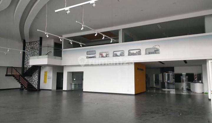 Dijual Bangunan Bekas Showroom Lokasi Strategis 2