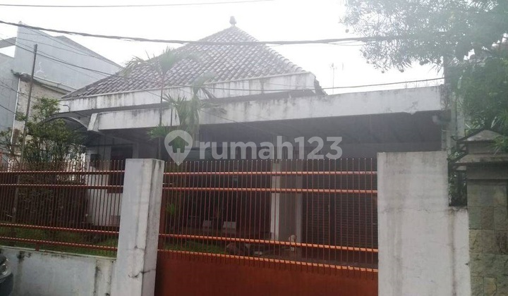 Rumah Lama di main Road Sayap Gatot Subroto Rumah Lama di main Road Sayap Gatot Subroto