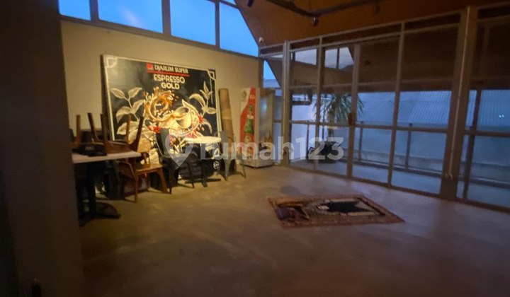 Cafe lokasi strategis depan kampus Unpad 2