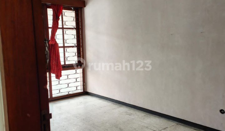 Well-Maintained Old House in the Riau Wing of Bandung 2