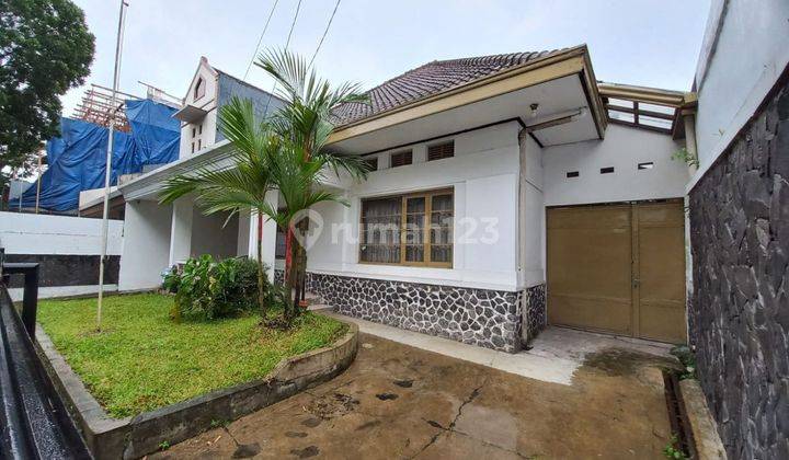 Rumah Lama Terawat di Sayap Riau, Bandung 1