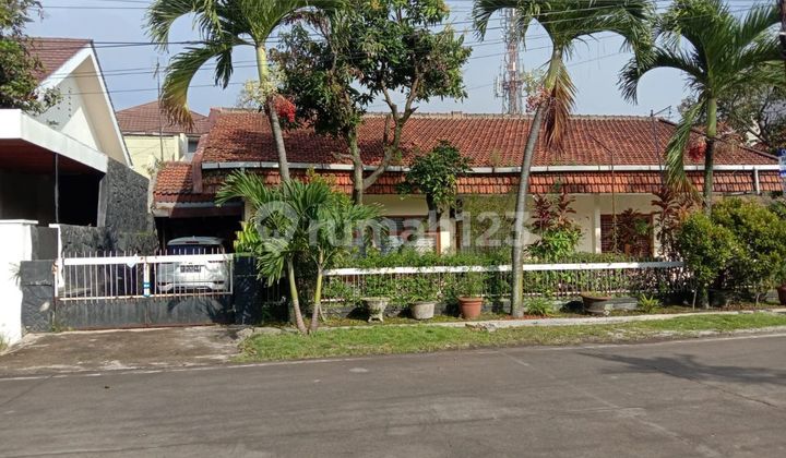 Strategic house in Turangga, main road, suitable for an office.