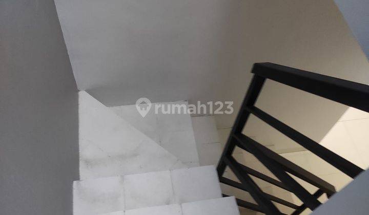 Rumah 2 Lantai Bagus Semi Furnished SHM di District Discovery 2