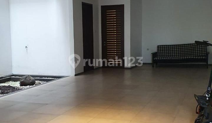 For sale, ready-to-occupy house in Muara Karang Block 6 2