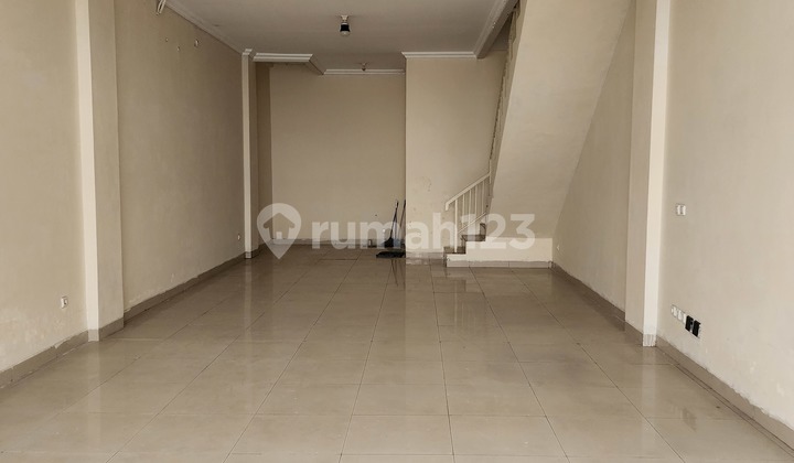 For Rent: Central Niaga Green Lake Commercial Building