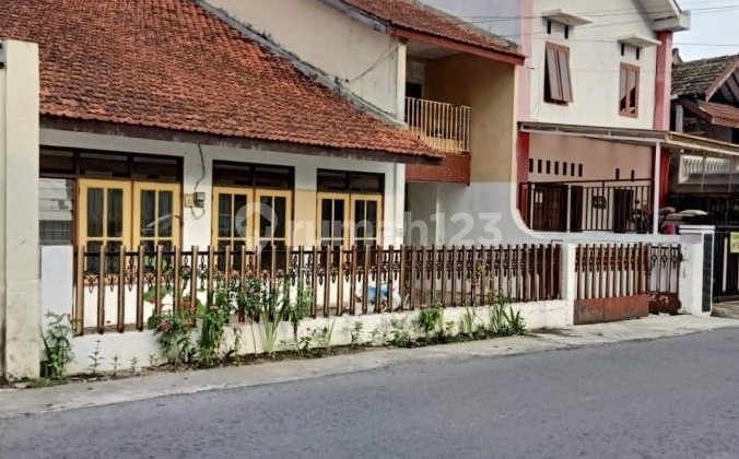 Tanah luas dgn rumah byk kmr pinggir jalan dkt JEC dlm ringroad