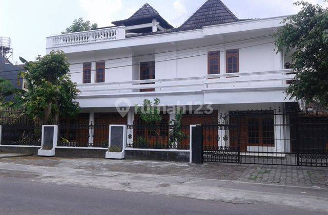 Rumah Besar 2 Lantai Pinggir Jalan Parkir Luas Dekat Xt Square Jogja