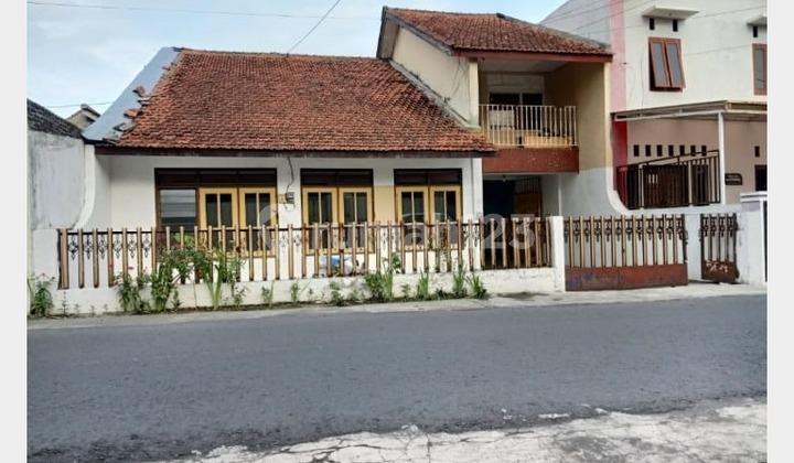Tanah luas dgn rumah byk kmr pinggir jalan dkt JEC dlm ringroad