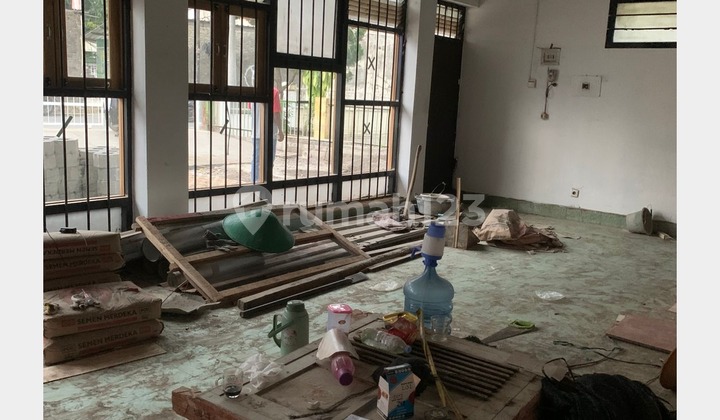 Classic house with a large plot of land near UGM and UNY. Classic house with a large plot of land near UGM and UNY.