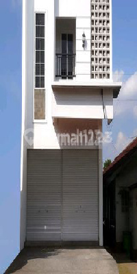 New shop house in a busy area near Ambarukmo Plaza and by the roadside