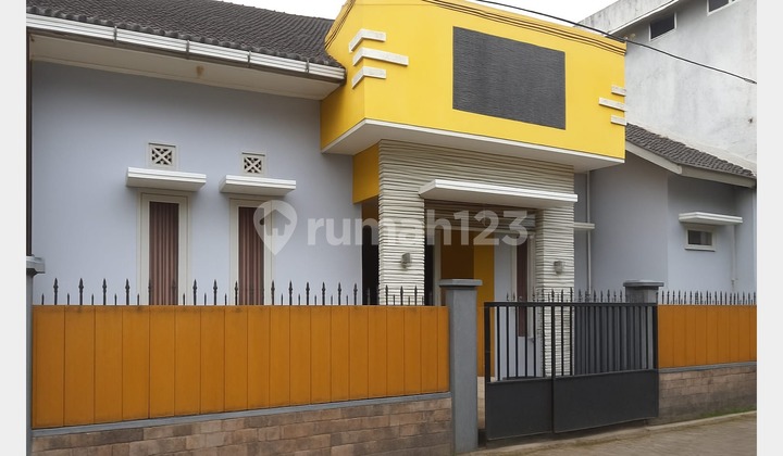 House at Jalan Kaliurang Km 9 fully furnished, move-in ready.
