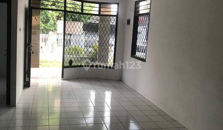 Rumah 2 Lantai Dengan 3 Kamar Tidur Dalam Perumahan Dekat Universitas 1