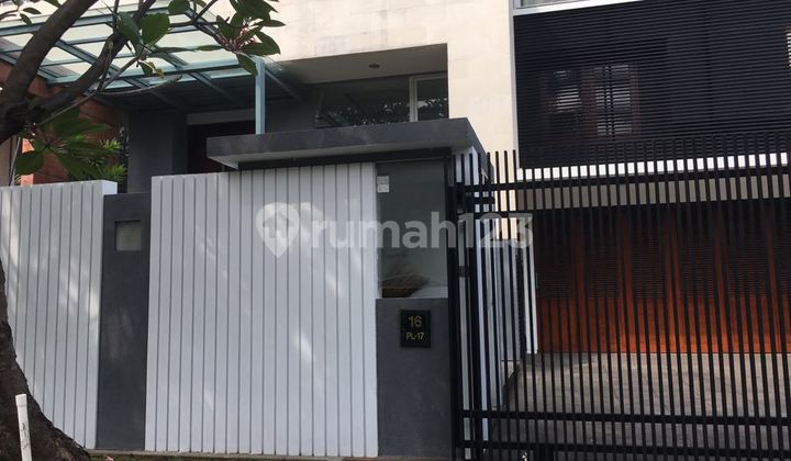 Rumah 6 Kamar Tidur Dalam Perumahan yang Teduh Pondok Indah 2
