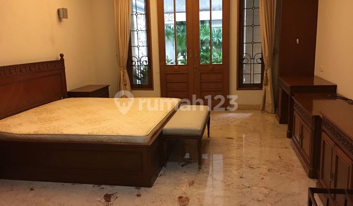 3 Bedroom House Complete with Home Theater One Step Away from Pondok Indah Mall 2