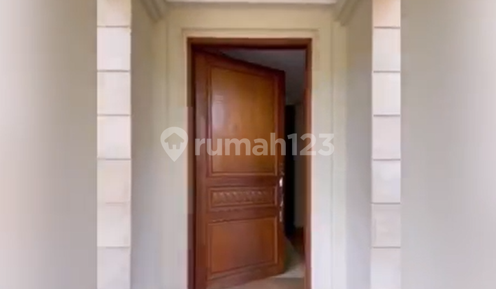 Rumah Mewah Lengkap dengan Kolam Renang Jakarta Selatan 2