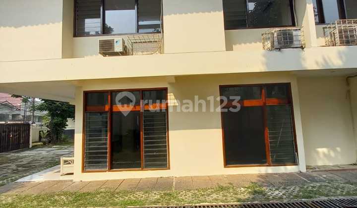 Rumah Lengkap dengan Kolam Renang Serasi untuk Bisnis di Kemang, Jakarta Selatan