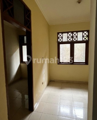 Disewakan Rumah 5 Kamar Tidur di Rempoa Ciputat 2