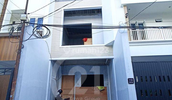 Rumah Baru Tomang 3 Lantai Tahap Finishing 1