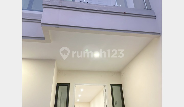 Rumah Baru 3 Lantai Taman Ratu 5x18 Jakarta Barat