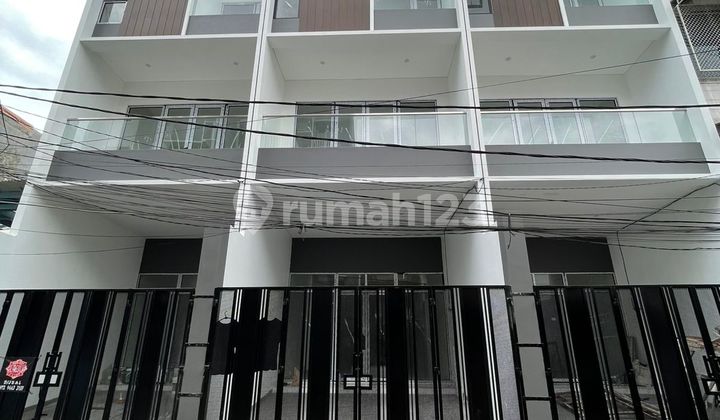 Rumah Baru Jelambar Selatan Ada 3 Unit Rumah Baru Jelambar Selatan Ada 3 Unit