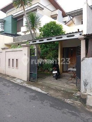For Rent: 2-Story House in Strategic Location, West Cilandak, South Jakarta
Land Area: 150 m², Building Area: 90 m²
Bedrooms: 3, Bathrooms: 2, 2-Story Building
Certificate: SHM (Freehold Title)
Condition: Unfurnished
Electricity: 2200 Watt, Water: PAM (Municipal Water)
Car Garage for 1 Vehicle 2