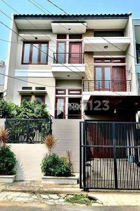 Di Sewakan  Rumah 3 Lantai dalam Komplek Taman Aries, Kembangan, Jakarta Barat