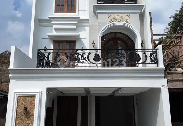 Di Jual Rumah American Classic 3 Lantai di Jagakarsa, Jakarta Selatan Di Jual Rumah American Classic 3 Lantai di Jagakarsa, Jakarta Selatan