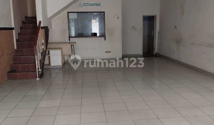 For Rent 2-Storey Shop House in Batu Ampar, Kramat Jati, East Jakarta. Land Area: 140 sqm. Building Area: 200 sqm. Bedrooms: 1 on the lower floor, 2 on the upper floor. Bathrooms: 2. Two-storey building. Certification: SHM (Freehold Title). Condition: Unfurnished. Electricity: 5,500 Watt Token. Water: Jet Pump. 2