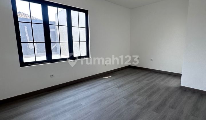 Rumah Pik Brand New 3 Lantai Cluster Florence Dekat Pool