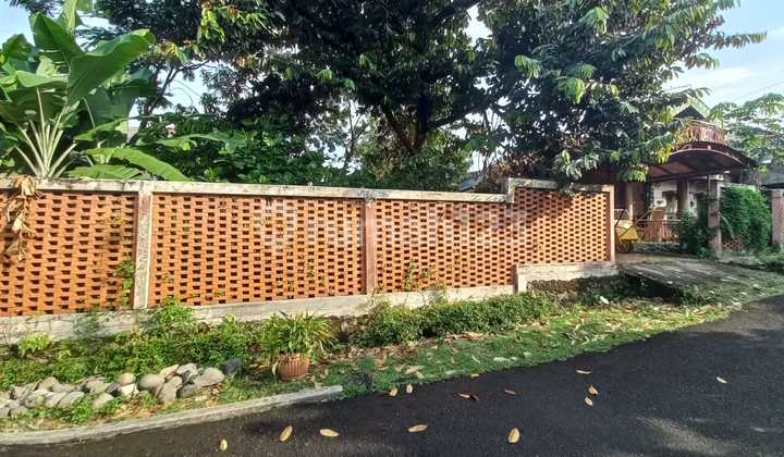 A Large, Strategic, and Spacious House in the Bogor Area A Large, Strategic, and Spacious House in the Bogor Area