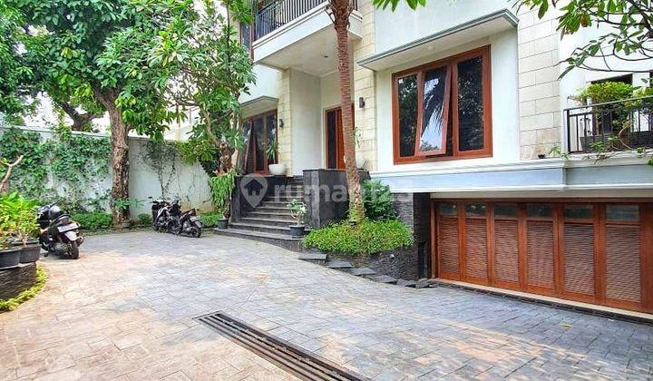 Dijual rumah Mewah 3 Lantai di Menteng 2