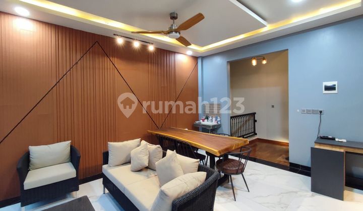 Rumah Modern di Casavaya Warsil Jagakarsa