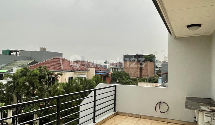 Rumah Mewah di KELAPA GADING banyak Aksen Kayu Solid 2