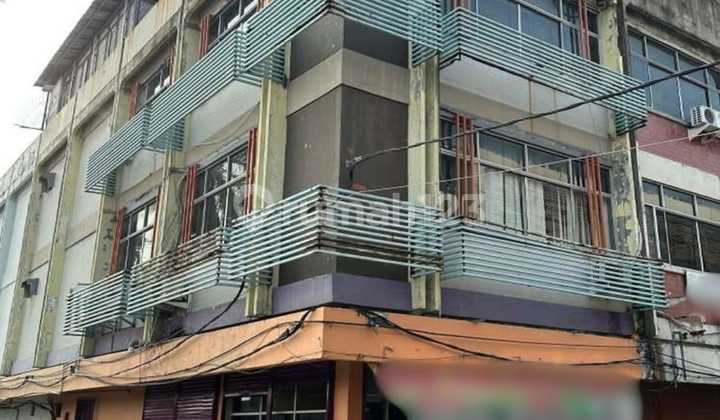 Hook shophouse in Grogol, facing the main road.