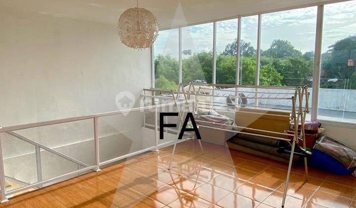 Rumah Bagus 3 Lantai Semi Furnished Rapi di Kota Wisata 1