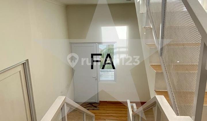Rumah Bagus 3 Lantai Semi Furnished Rapi di Kota Wisata 2
