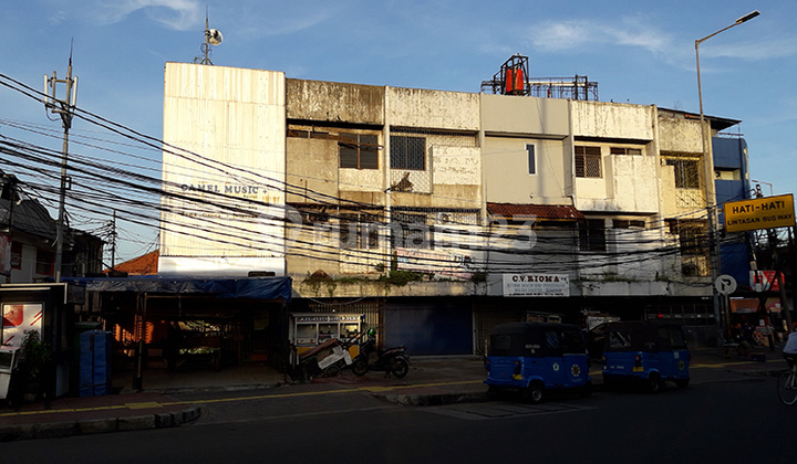 3-Storey Strategic Corner Ruko in Front of Angkot Terminal, TransJakarta