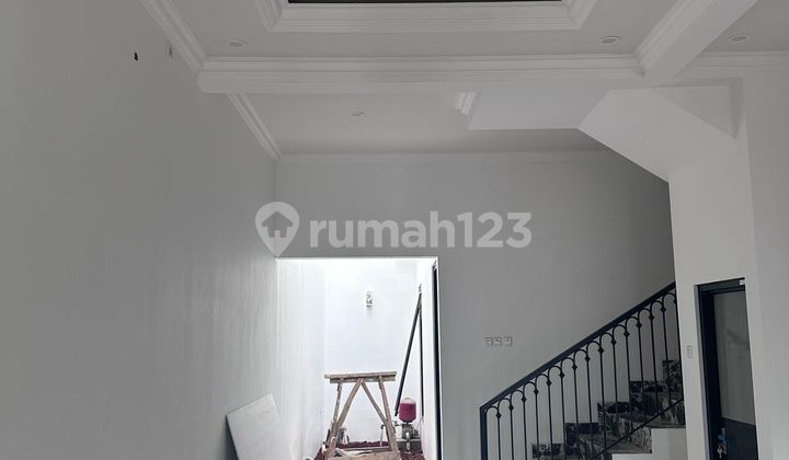 Dijual Rumah Baru Design Klasik Modern 2 Lt di Cawang 2