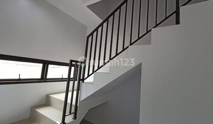Jual rumah 2 lantai SHM area strategis 3 kamar tidur 3