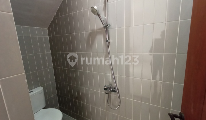 Jual rumah 2 lantai SHM area strategis 3 kamar tidur 5