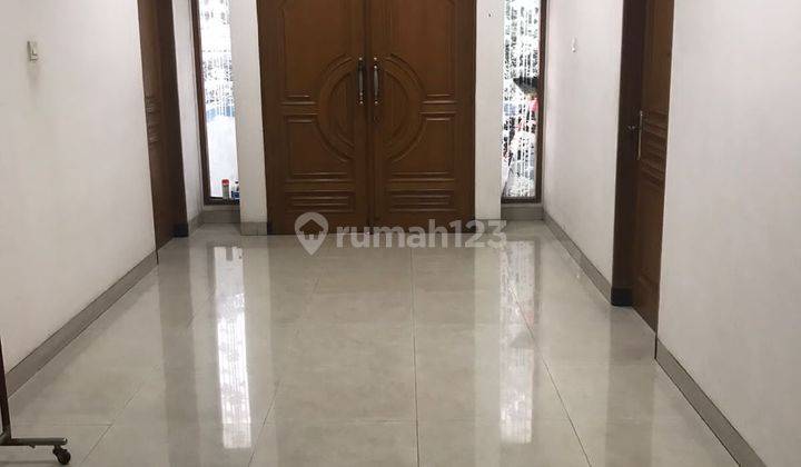 Rumah Cantik Terawat 3 Lantai di Taman Sakura Indah 2
