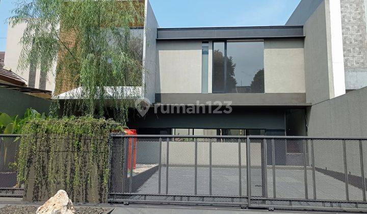 Rumah Baru Dengan Taman Yang Luas di Batununggal 1