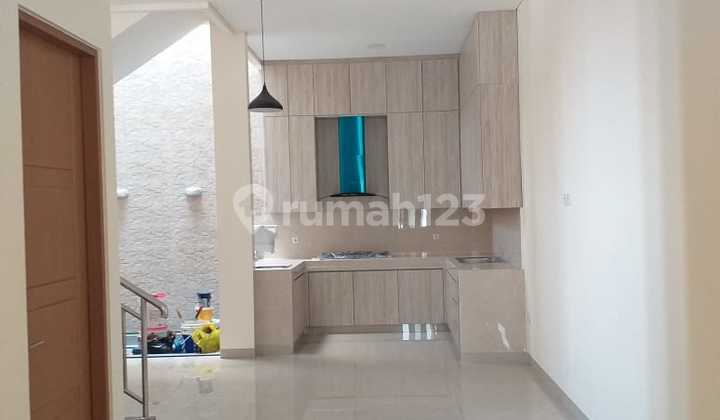Rumah Baru 3 Lantai di Singgasana Pradana Rumah Baru 3 Lantai di Singgasana Pradana
