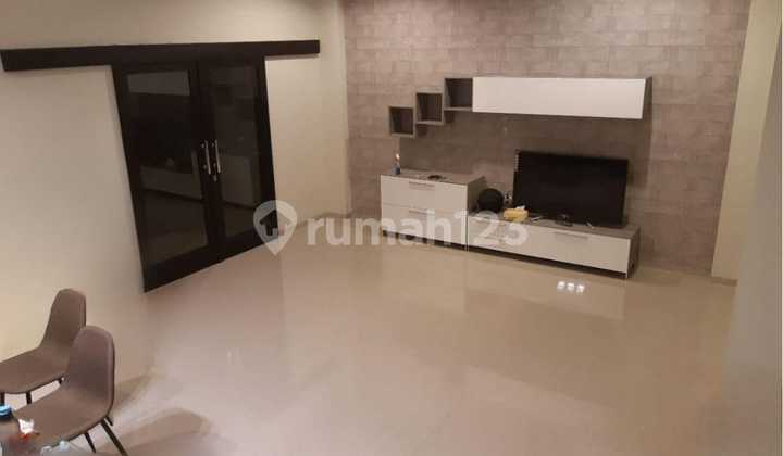 Rumah 2 Lantai Singgasana Pradana, Bandung 2