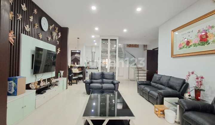 Rumah Furnished di Mekar Wangi, Parkiran Luas Rumah Furnished di Mekar Wangi, Parkiran Luas