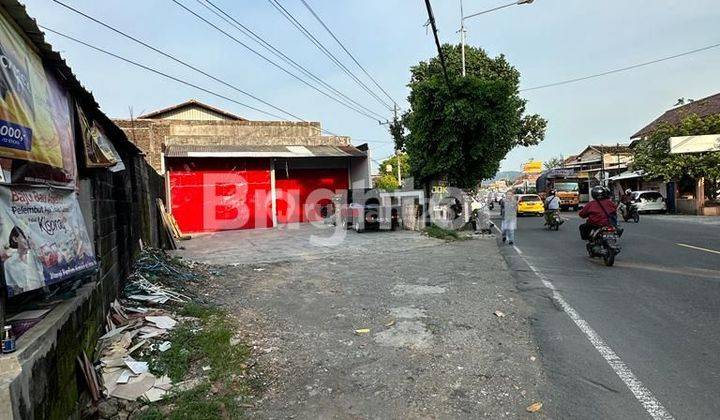 WONOSARI GUDANG MASIH BEROPERASI PINGGIR JALAN RAYA. SELANGKAH RINGROAD 2